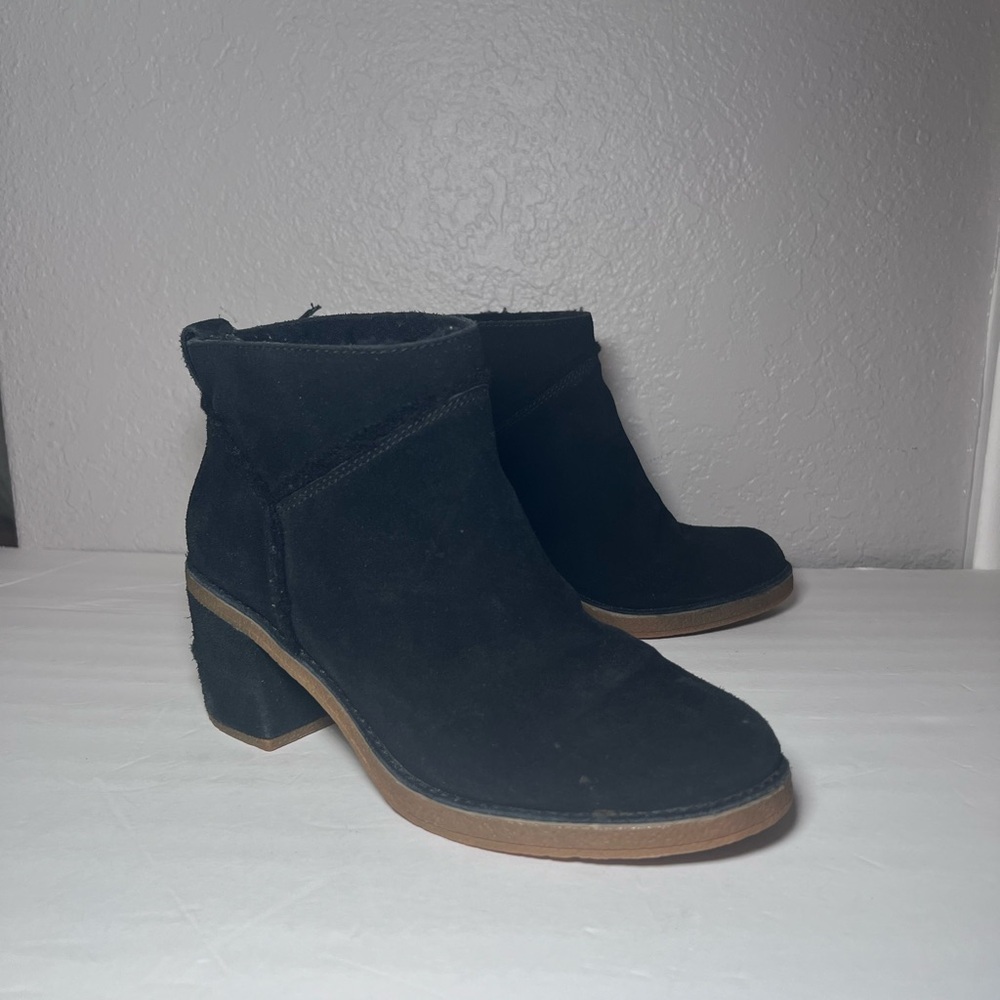 Ugg Kasen Black Suede Sheepskin Lining Ankle Boots Block Heel